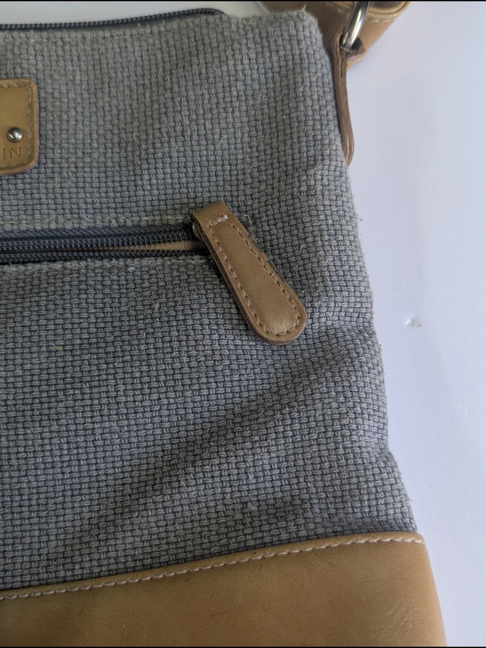 Stone Mountain Crossbody Bag Gray Canvas Tan Leather Trim Multi Pocket Adjustabl